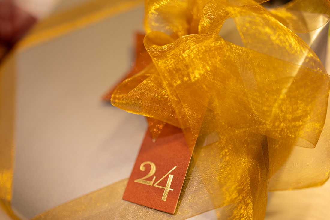 Bild zeigt einen Ausschnitt einer Geschenkverpackung mit der Zahl 24. zu Weihnachten